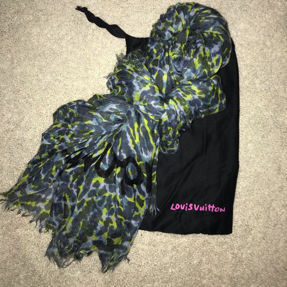 Louis Vuitton Etole Leopard Scarf